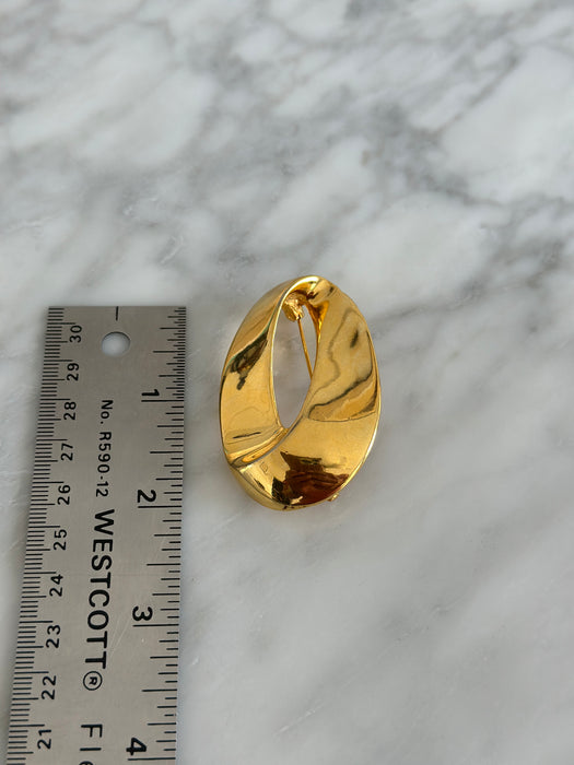 Gold Twisted Oval Brooch